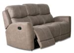 Sofá reclinable de tres plazas modelo Alaska en color gris, diseñado para ofrecer el máximo confort con un mecanismo de palanca. La tela antimanchas cowboy asegura durabilidad y fácil mantenimiento, haciendo de este sofá una elección ideal para salones modernos y acogedores.