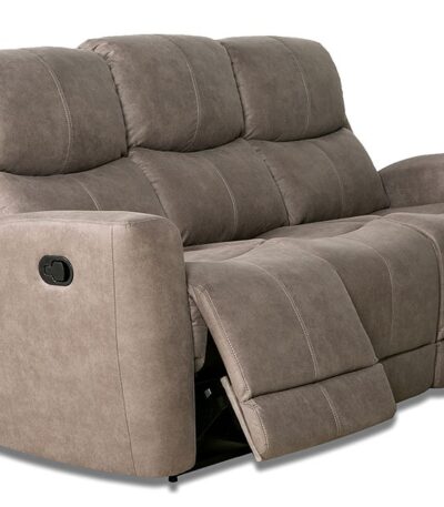 Sofá reclinable de tres plazas modelo Alaska en color gris, diseñado para ofrecer el máximo confort con un mecanismo de palanca. La tela antimanchas cowboy asegura durabilidad y fácil mantenimiento, haciendo de este sofá una elección ideal para salones modernos y acogedores.