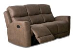Sofá reclinable de tres plazas modelo Alaska en color marengo, diseñado para ofrecer el máximo confort con un mecanismo de palanca. La tela antimanchas cowboy asegura durabilidad y fácil mantenimiento, haciendo de este sofá una elección ideal para salones modernos y acogedores.