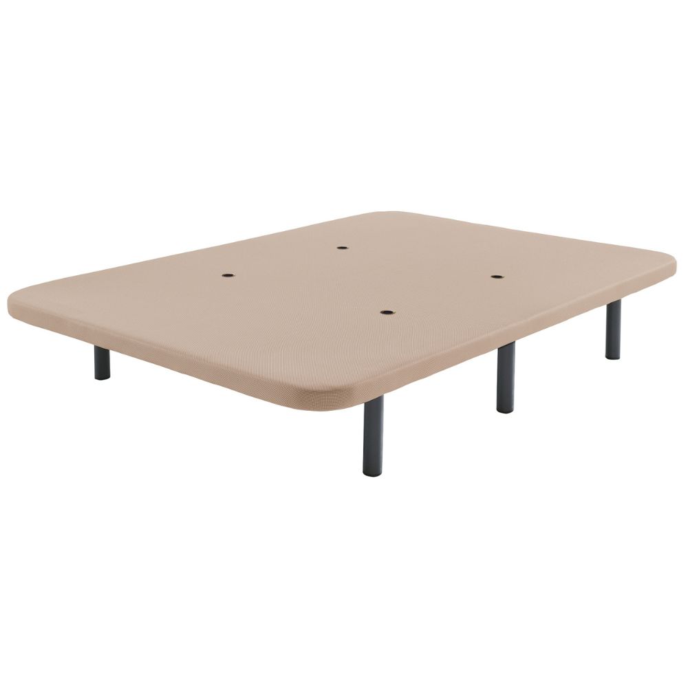 Base tapizada de color beige, con estructura metálica y seis patas cilíndricas de metal gris oscuro. La superficie de la base presenta orificios para ventilación, diseñados para mejorar la circulación de aire.
