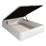 Canapé de color blanco con la tapa abierta. La tapa está sostenida por un sistema de apertura hidráulica con pistones. El interior es amplio, ofrece un gran espacio de almacenamiento y la base del canapé es de madera en tono claro.
