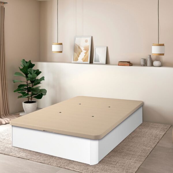Canapé cerrado de color blanco, ubicado en una habitación moderna. A los lados de la cama hay lámparas colgantes con un diseño sencillo, y en una repisa se observan algunos cuadros minimalistas y decoraciones en tonos neutros. Una planta verde en una maceta añade un toque natural al ambiente. La decoración general es tranquila y minimalista, con colores suaves y acogedores.