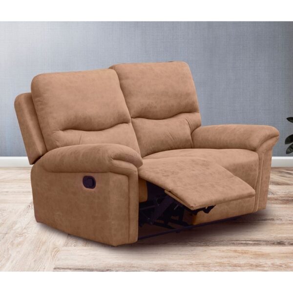 Sofá reclinable de dos plazas en color piedra, diseñado con palanca lateral para mayor comodidad. Perfecto para una sala de estar moderna con un suelo de madera clara y una decoración contemporánea. La tela antimanchas y antiácaros garantiza durabilidad y fácil mantenimiento.