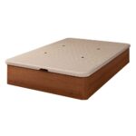 Canapé cerrado de color marrón, con una estructura de madera y una tapa acolchada beige con orificios para la ventilación. El diseño es sencillo y funcional, ideal para el almacenamiento debajo del colchón.