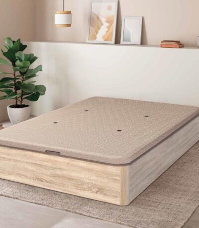 Canapé cerrado de estilo moderno, con una estructura de madera clara y una tapa de color beige con pequeños orificios para la ventilación. El ambiente de la habitación es cálido, con una decoración minimalista que incluye una planta verde, cuadros en la pared y lámparas colgantes.