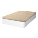 Canapé cerrado de color blanco con una tapa beige. La superficie de la tapa tiene pequeños orificios para favorecer la ventilación. El diseño es simple y moderno, con bordes redondeados.