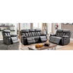 Conjunto modelo Madrid compuesto por sofá de tres plazas, de dos plazas y sillón, tapizados en tela antimanchas color gris marengo. Todos con sistema relax de palanca situado en el exterior de los brazos. Respaldos muy acolchados con costuras verticales decorativas. Situados en un salón moderno con grandes ventanales.