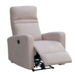 Sillón reclinable en color beige claro, con botonera de apertura motorizada y respaldo alto. Diseñado para ofrecer confort personalizado, fabricado con tela antimanchas de alta calidad. Ideal para salas de estar, proporcionando un lugar cómodo y elegante para relajarse.