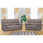 Conjunto de sofás Rubén para apartamento, compuesto por un sofá de dos plazas y un sofá de tres plazas en una sala de estar moderna con decoración amarilla y verde.