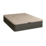 Canapé de madera de color oscuro con tapa tapizada en tono claro. El diseño es sólido, con una estructura de gran capacidad de almacenaje. La tapa tiene pequeños orificios circulares, lo que parece ser un sistema de ventilación.