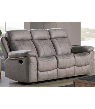 Sofá tres plazas color gris cemento visto de lado, donde se ve la palanca de color negro del sistema relax en el brazo. Tiene costuras con un estilo moderno dando forma a los asientos y respaldos. Situado en un salón moderno donde predomina el gris.