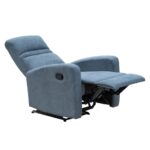 Sillón reclinable en color gris con palanca de apertura lateral, en posición completamente extendida para máximo confort. Fabricado con tela resistente y costuras reforzadas para una mayor durabilidad. Ideal para proporcionar descanso y comodidad en el hogar.