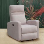 Sillón reclinable en color beige claro, con botonera de apertura motorizada. Ubicado en una sala de estar con paredes verdes decoradas con un mural de motivos naturales. Fabricado con tela antimanchas para fácil mantenimiento, ideal para añadir estilo y confort al hogar.