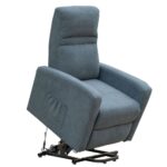 Sillón reclinable en color gris, diseñado con tela resistente y confortable, en posición elevada para facilitar el levantarse. Equipado con un mecanismo eléctrico de elevación, ideal para personas con movilidad reducida. El diseño ergonómico y el acolchado grueso proporcionan un confort superior y soporte adecuado.