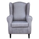 Butaca orejero Carpio en color gris, tapizada en tela antimanchas de alta resistencia. Este sillón presenta un diseño clásico con respaldo alto, orejas laterales y reposabrazos curvados, todo sobre patas robustas. Ideal para añadir un toque de elegancia y confort a cualquier sala de estar o rincón de lectura, su tela facilita la limpieza y el mantenimiento, asegurando durabilidad y estilo.