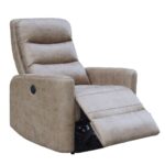 Sillón reclinable eléctrico en color beige, tapizado en tela antimanchas de fácil limpieza. Este sillón ergonómico cuenta con un motor eléctrico que permite ajustar las posiciones de reclinado mediante un botón lateral. Diseñado para proporcionar el máximo confort y soporte, ideal para personas que buscan una solución de descanso moderna y funcional en su hogar.