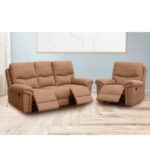 Conjunto de sofá de tres plazas y sillón relax en tela Nolia color beige, ambos con mecanismo de reclinación motorizada. Ideal para una sala de estar moderna, con tapizado antimanchas y fácil mantenimiento. Ubicado en un ambiente acogedor con suelo de madera clara y decoración minimalista.