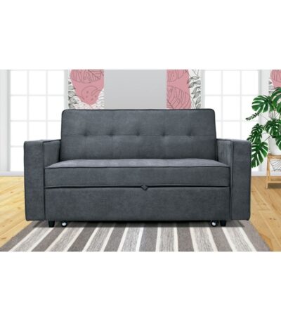 Sofá cama con sistema clic clac con diseño capitoné en asiento y respaldo. Tapizado en tela algodonada en color gris se presenta en un ambiente contemporáneo con suelo de madera y grandes ventanales con cortinas floreadas. Los brazos son acolchados reducidos de tamaño, aumentando los metros útiles del sofá.