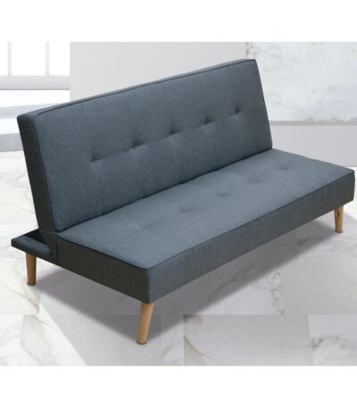 Sofá cama gris estilo nórdico en una sala luminosa. El sofá tiene un diseño moderno con un respaldo y asiento acolchados, adornados con costuras en estilo capitoné. Sus patas de madera inclinadas le otorgan estabilidad y un toque escandinavo. Perfecto para espacios pequeños, como apartamentos o estudios, por su funcionalidad y estética.