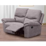 Sofá reclinable de dos plazas en color cemento, con mecanismo de palanca para mayor comodidad. Ideal para una sala de estar moderna, con suelo de madera y decoración contemporánea. La tela antimanchas y antiácaros Nolia ofrece durabilidad y fácil mantenimiento, asegurando un espacio acogedor y limpio.
