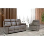 Composición compuesta por sofá de tres plazas relax y sillón a juego, ambos en color gris. Situados en un salón amplio moderno.