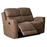 Sofá reclinable de dos plazas modelo Alaska en color marengo, fabricado con tela antimanchas fácil de limpiar, con un sistema de reclinación manual por palanca, ideal para una sala de estar moderna.