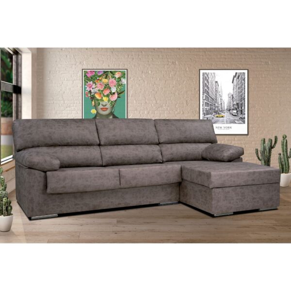 Sofá chaise longue en color marrón claro con tapicería antimanchas, diseñado para ofrecer comodidad y fácil limpieza. Perfecto para familias y espacios de alto tráfico.