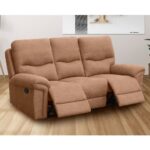 Sofá de tres plazas reclinables modelo América tapizado en tela Nolia en color beige, con mecanismo de palanca en los asientos laterales, ideal para una sala de estar moderna. El tapizado en tela antimanchas ofrece durabilidad y fácil mantenimiento. Ubicado en un ambiente acogedor con suelo de madera y decoración minimalista.