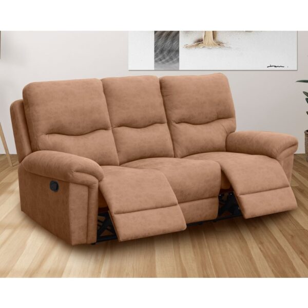 Sofá de tres plazas reclinables modelo América tapizado en tela Nolia en color beige, con mecanismo de palanca en los asientos laterales, ideal para una sala de estar moderna. El tapizado en tela antimanchas ofrece durabilidad y fácil mantenimiento. Ubicado en un ambiente acogedor con suelo de madera y decoración minimalista.