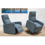 Dos sillones reclinables en color gris, diseñados con tela resistente y confortable, ubicados en una sala con suelo de madera clara y una pared de ladrillo blanco. Uno de los sillones está en posición reclinada mientras que el otro está en posición elevada para facilitar el levantarse, ya que tiene una motorización con sistema Power Lift. El ambiente moderno se complementa con una pintura colorida en la pared, creando un espacio elegante y funcional ideal para el descanso y la relajación.