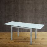 Mesa de comedor extensible moderna con superficie de vidrio templado y estructura metálica en color gris. Diseño minimalista y elegante, ideal para comedores contemporáneos.