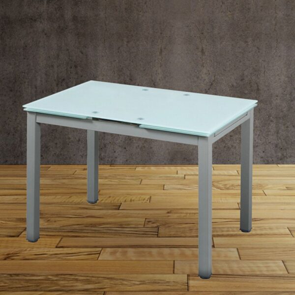 Mesa de comedor moderna con superficie de vidrio templado y estructura metálica en color gris, ideal para comedores contemporáneos. La mesa se destaca por su diseño minimalista y elegante.