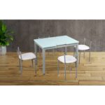 Mesa de comedor moderna con superficie de vidrio templado y cuatro sillas con cojines blancos. Ideal para comedores contemporáneos, combinando estilo y funcionalidad.